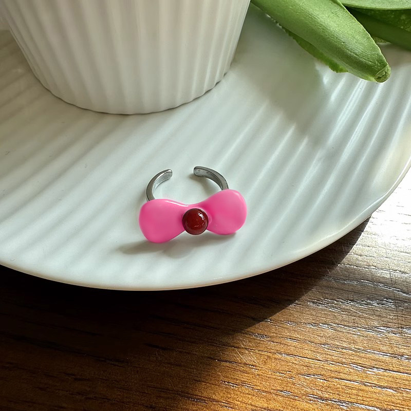 A sweet and youthful pink bow ring with a unique design, featuring a sweet and cool open-mouthed index finger ring with oil drip Application Scenario