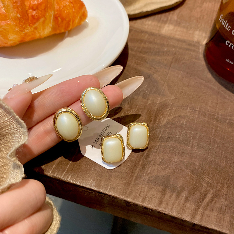 French retro oval pearl stud earrings for women, simple and fashionable Hong Kong-style elegant earrings for socialite, geometric shape trendy earrings Specification drawing