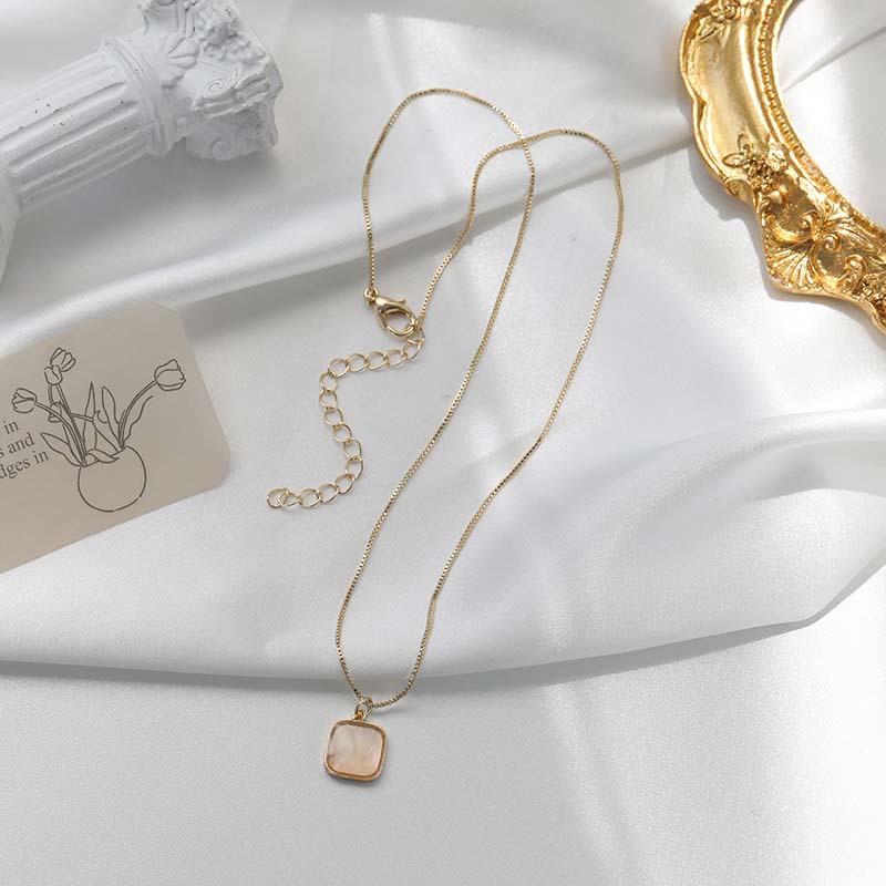 Light luxury and niche design square shell necklace, women's ins style, versatile, simple and elegant collarbone chain accessory wholesale Specification drawing