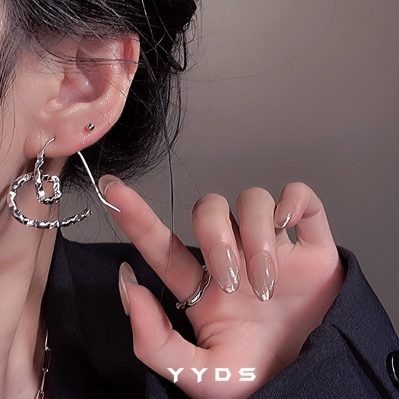 The new irregular diamond-patterned heart-shaped earrings exude a unique design sense, are fashionable, retro and high-end, and are personalized earrings full figure