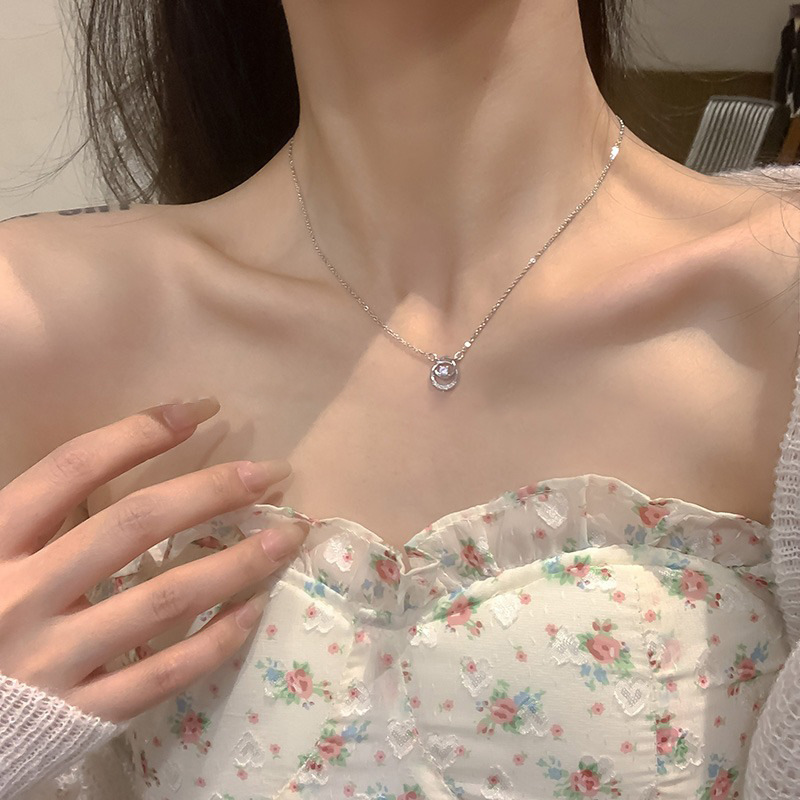 Korean circular zircon necklace, a minimalist and light luxury accessory for women on Instagram, with a niche design and versatile collarbone chain Application Scenario