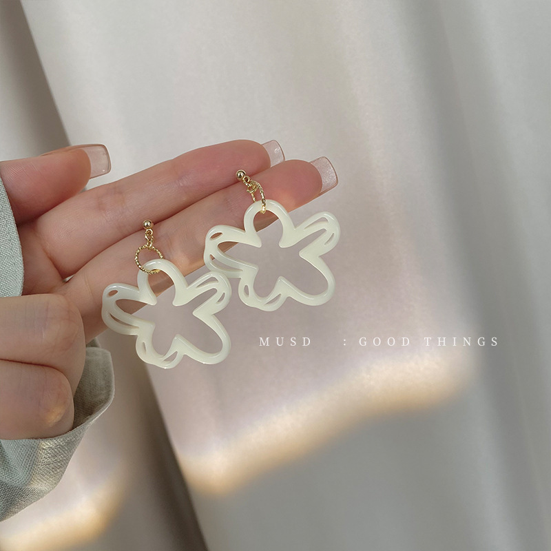 Hollowed-out petal white flower earrings, ethereal French sweet ear clips, no ear holes, female retro style stud earrings full figure