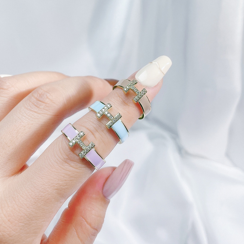 A light luxury and high-end golden layered letter-patterned open-open ring with a feminine niche design and a cold and elegant style Application Scenario