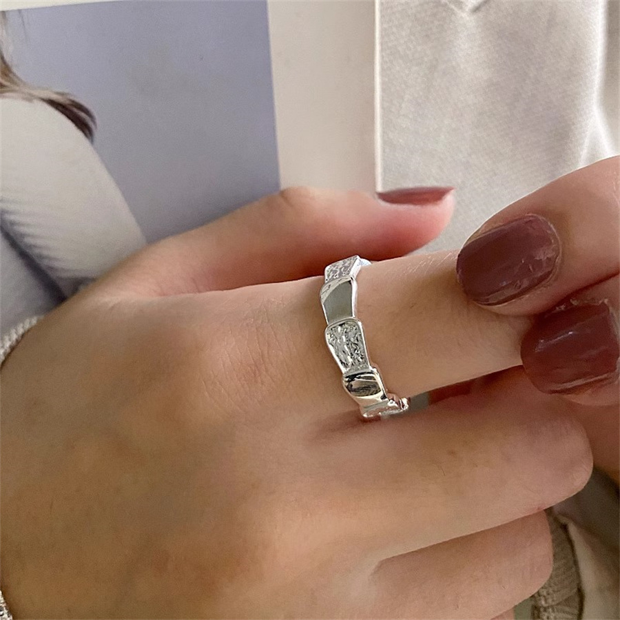 S925 sterling silver scale spliced ring, a unique and niche design for women, is fashionable, versatile and high-end, a trendy index finger ring Specification drawing