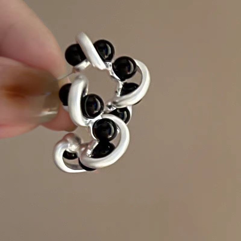 Black and silver color scheme, exquisite French retro round C-shaped earrings, light luxury and high-end, niche style, extremely simple stud earrings full figure