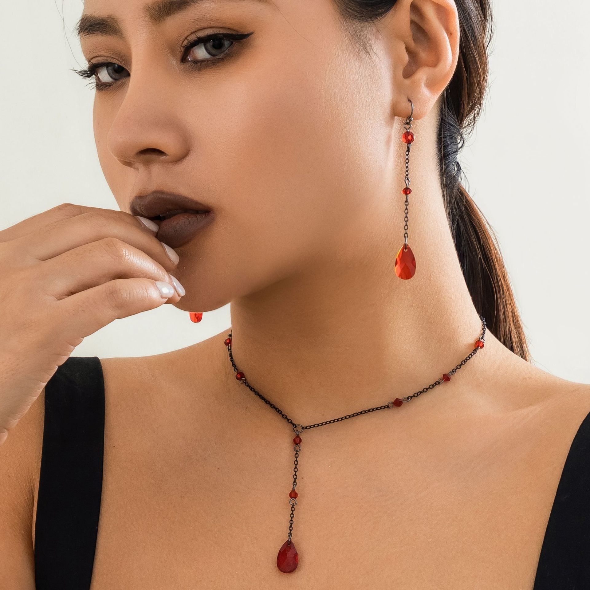 European and American cross-border jewelry, retro Gothic blood drop tassel choker, simulated blood drop metal blood color collar Specification drawing