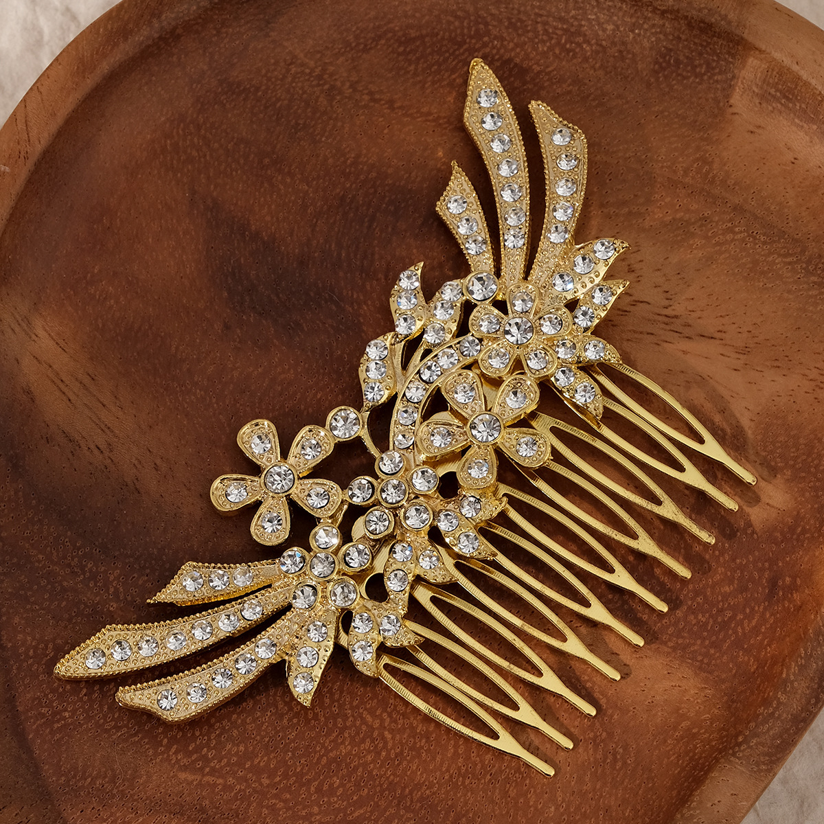 European and American export accessories, alloy water diamond comb hair accessories, ancient-style photo coil hair accessories, luxurious diamond-encrusted bridal hair combs Application Scenario