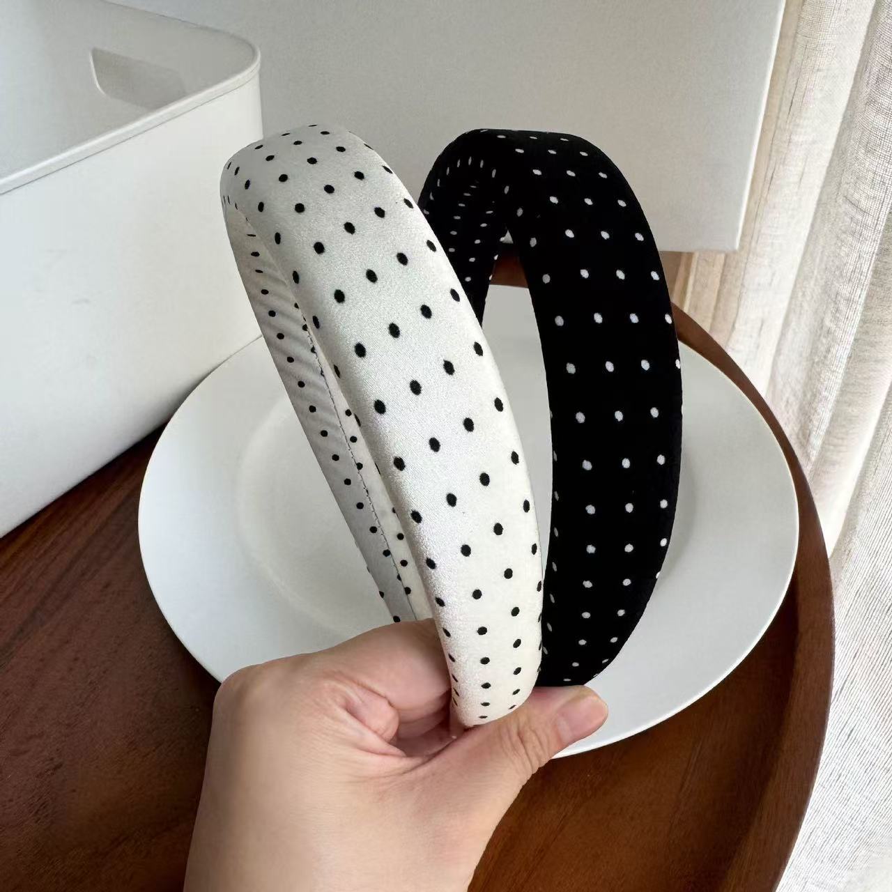 The new Korean-style black and white polka dot wide-edge hair band is simple and versatile. It is a new facial cleansing headband and a high top hairpin headaccessory Specification drawing