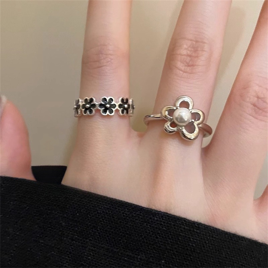 Black glazed small flower-patterned pearl ring, a unique retro index finger ring for women, with a light luxury and high-end feel, a niche open ring Item Picture