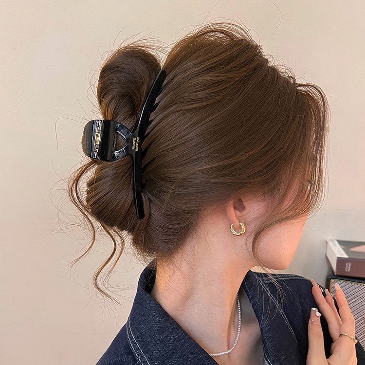 High-end acetate claw clip for women, large back of the head, shark clip, 2025 new retro style hair clip headwear Application Scenario