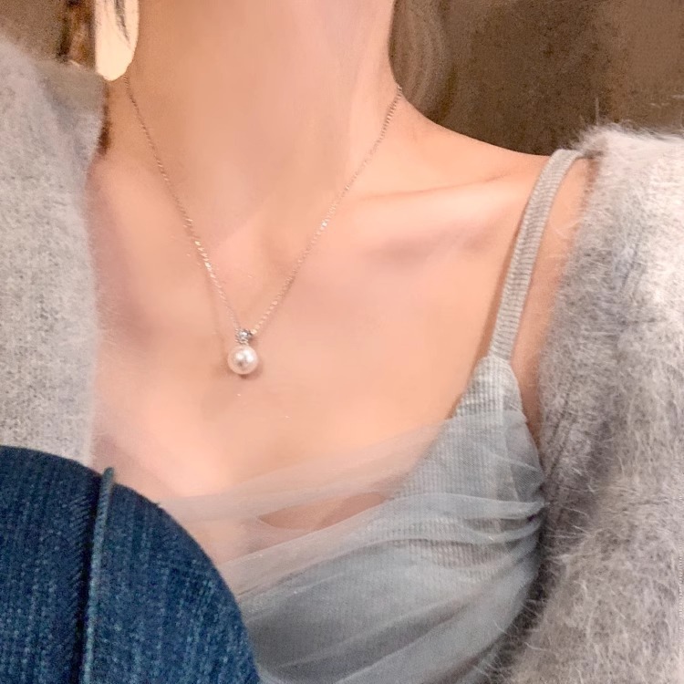 Diamond-encrusted pearl zircon pendant necklace for women, simple and cold style, niche and light luxury, versatile collarbone chain Application Scenario