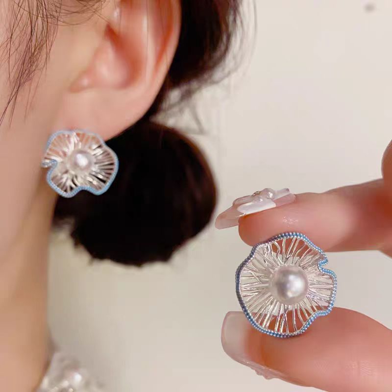 This is a niche design for summer, featuring rolled-edge imitation pearl earrings. It's a new 2025 bestseller with a high-end and elegant style full figure