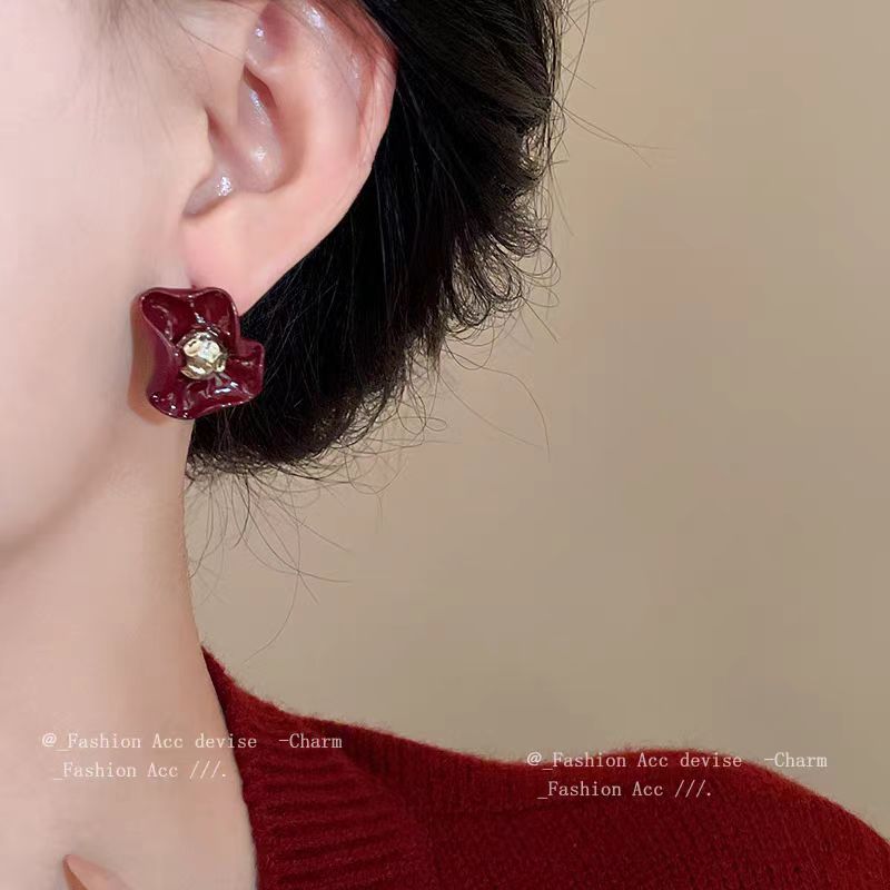 The niche design exudes a sense of sophistication. The Ankela red petal stud earrings are unique. The 2025 new style earrings and unique earrings are for women's autumn and winter Specification drawing