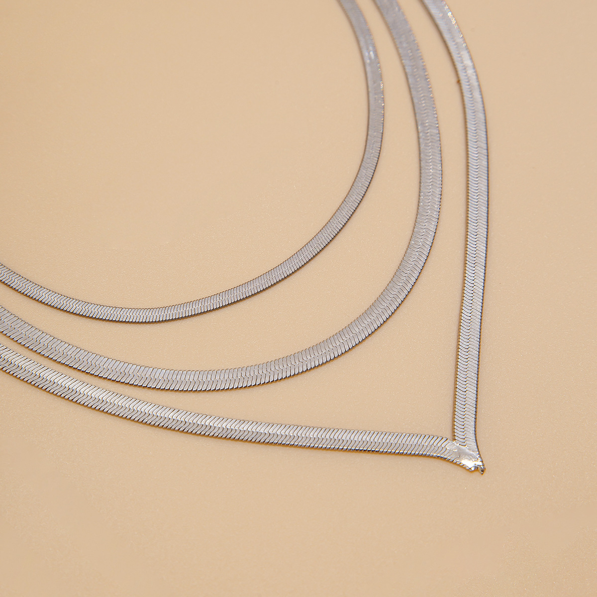 European and American cross-border jewelry punk metallic snake bone chain necklace, female personality geometric chain multi-layer collarbone chain Application Scenario