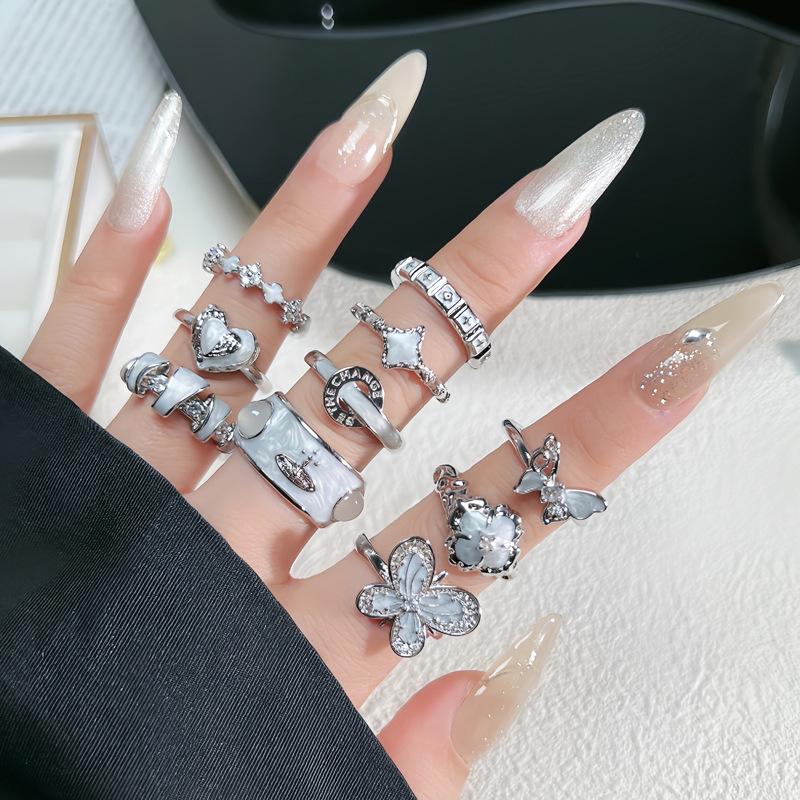 A sweet and cool white glazed butterfly Saturn fashion ring, a unique and simple geometric ring for women Specification drawing