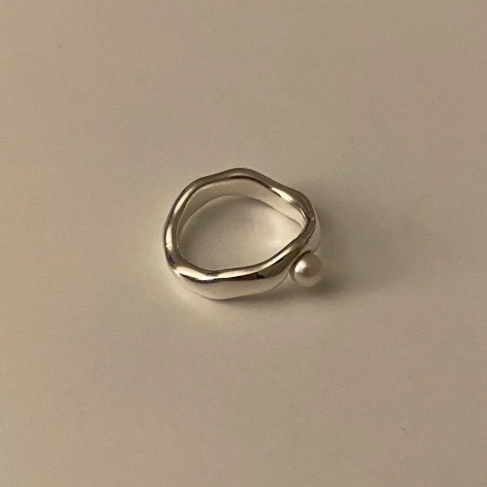 Korean 925 sterling silver pearl ring, a feminine, niche design with a high-end feel, a simple and cold style index finger ring full figure