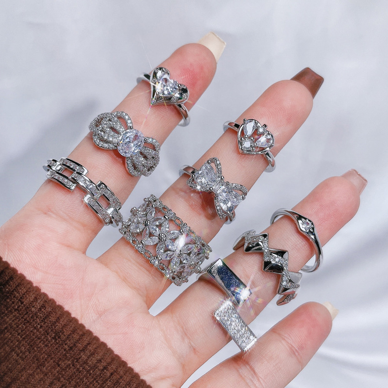 A light luxury and high-end full-diamond open-top ring for women on Instagram, with a cold and elegant style, fashionable and versatile index finger ring, as an autumn and winter accessory Application Scenario