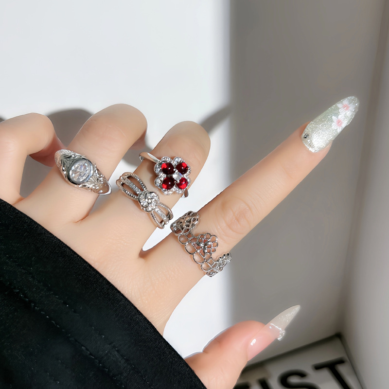 Retro carved, niche design, red diamond four-leaf clover open ring, women's lace, hollowed-out lines, antique style ring details Picture