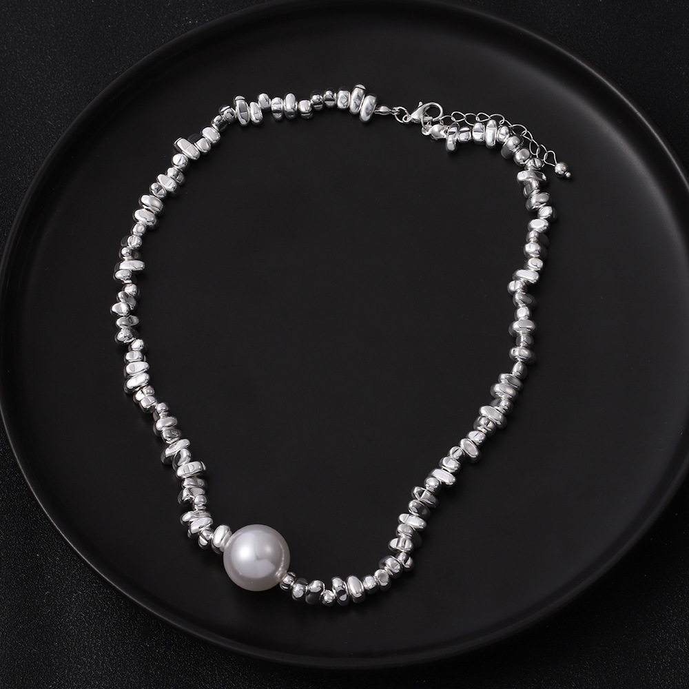 This irregular pearl necklace with black gallstone and broken silver features a geometric design and a stylish collarbone chain. It is elegant, simple and fashionable details Picture