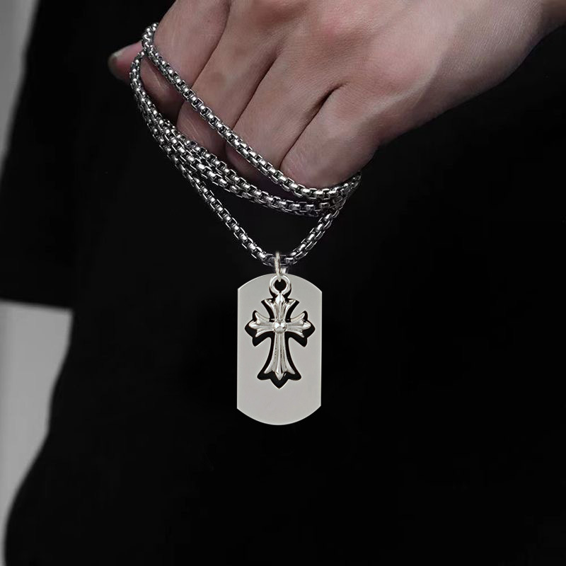 The popular CH cross necklace in Europe and America is a neutral, fashionable and trendy collarbone chain for couples, a square pendant, a sweater chain for women full figure