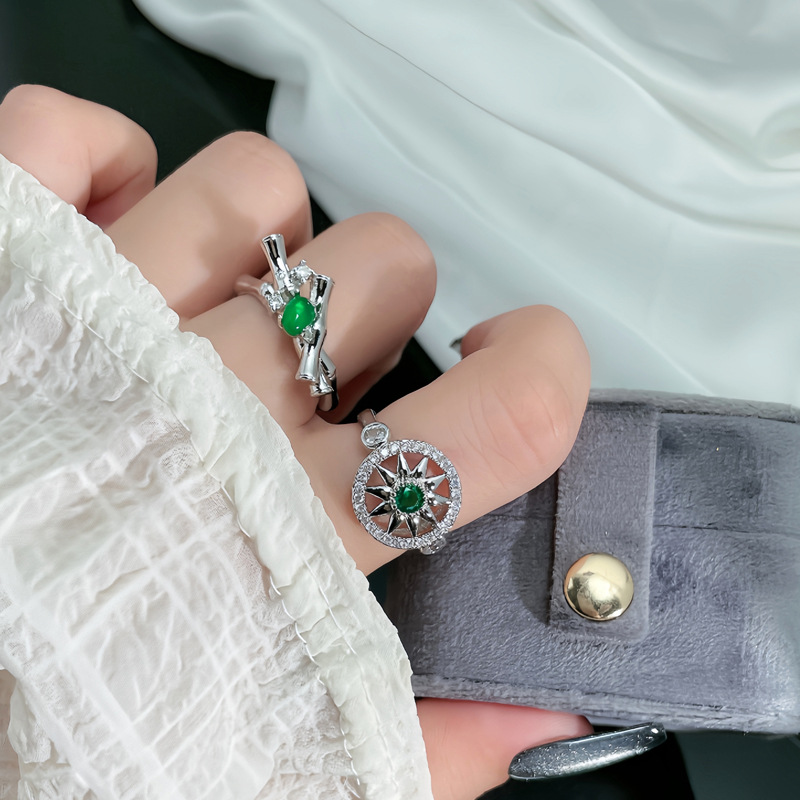 New Chinese-style French exquisite green diamond rosette star-shaped ring, feminine charm, niche bamboo joint cold style food ring full figure