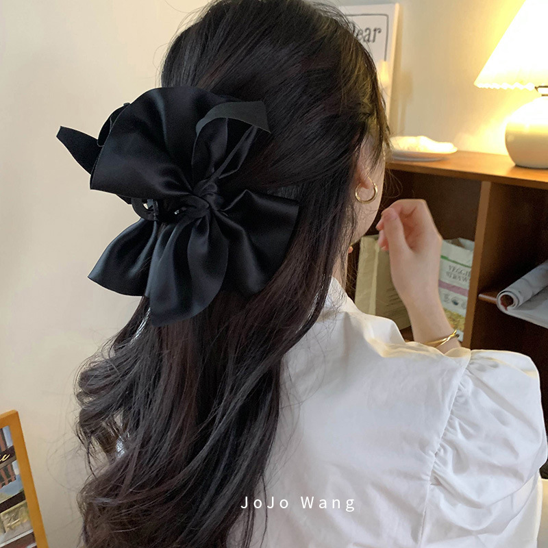 Large bow satin hair clips, curly hair grabbers, large volume, shark clips, autumn high-end style, Korean hair grabbers for women Application Scenario