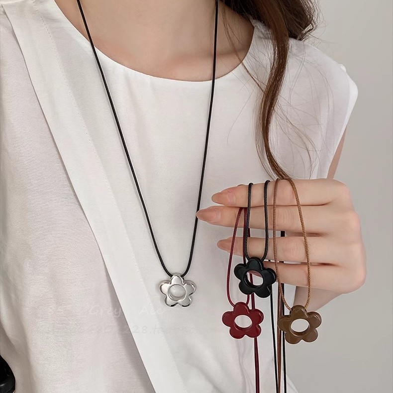 Simple and colorful flower pendant from Japan and South Korea, long leather rope necklace, sweet and elegant for women, versatile and fashionable sweater chain for commuting full figure