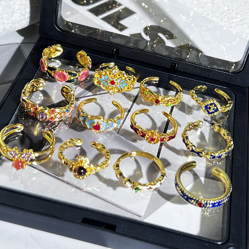 This is a sweet and cool retro lace ring with a national trend style and enamel drop glaze. It is a delicate index finger ring with a unique feminine charm and a touch of light luxury and sophistication Application Scenario