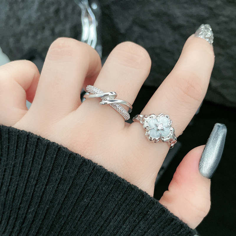 A high-end, cold and individual style four-leaf clover glazed open ring for women, with a niche design and exquisite elegance, is a sophisticated index finger ring full figure