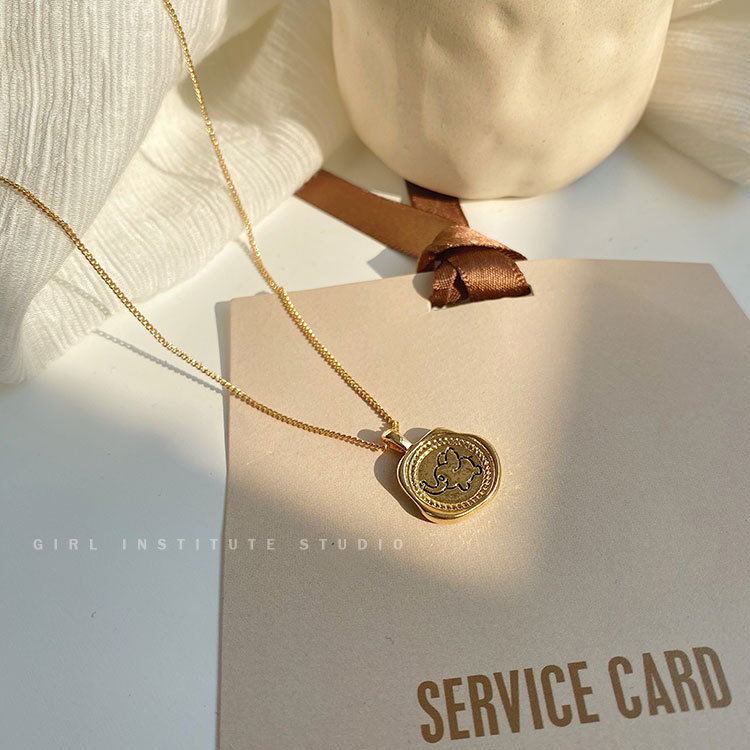 The cold and elegant little elephant necklace is a simple, fashionable and individualistic collarbone chain for women. It is a trendy accessory for 2023 details Picture