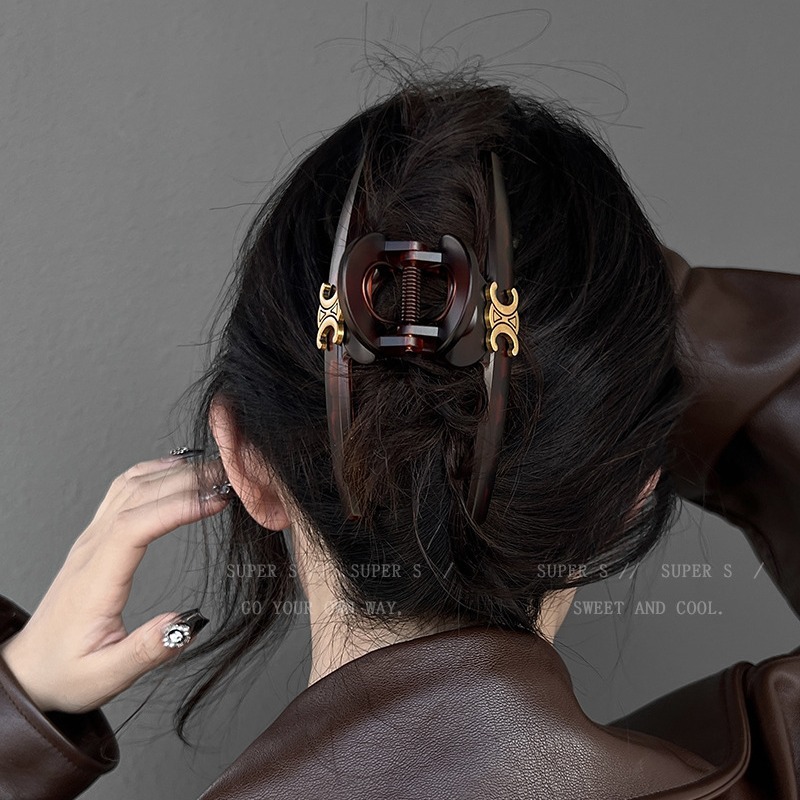 Arc de Triomphe letter hair clip, Little Chanel Spring/Summer Grab clip, large back head updo, shark clip, lacquered texture hair accessory Application Scenario