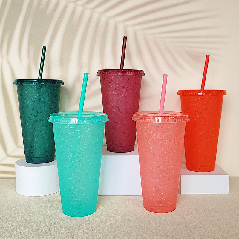 Wholesale from the source factory of fashionable new large-capacity plastic straw cups, glitter cups, and multi-color drinking cups for dining, tea bars and restaurants full figure