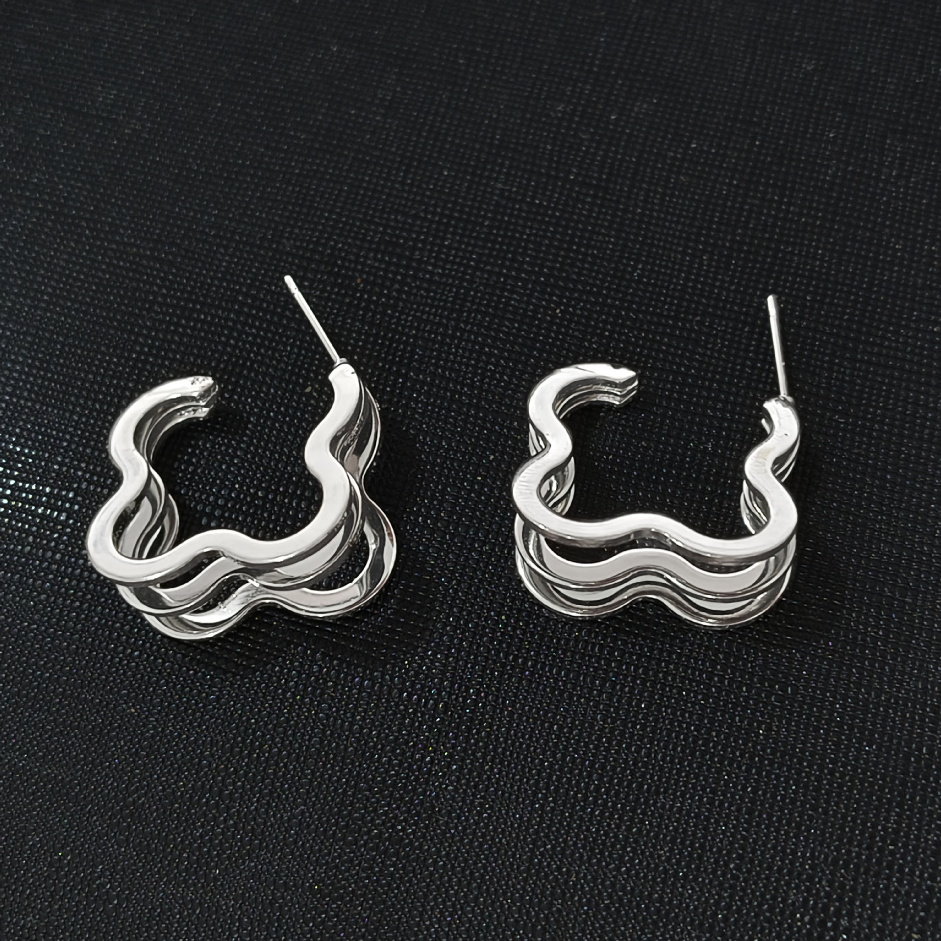 Hong Kong-style retro high-end hollowed-out three-layer wave earrings, Korean-style, simple and versatile earrings with a Korean design sense Specification drawing