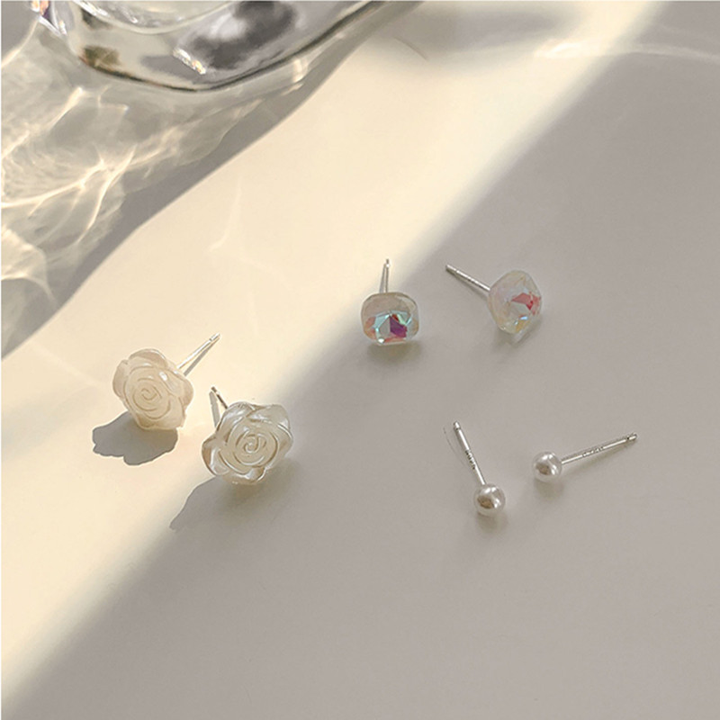 High-end and ethereal flower stud earring set, 2025 new trendy earrings, niche and elegant simple earrings for women Application Scenario