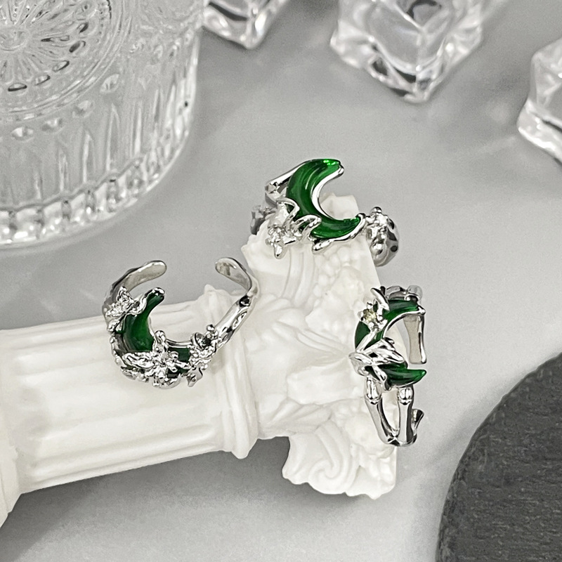 A unique and niche design of a fashionable and cold style index finger ring with thorns entwined around the moon Specification drawing