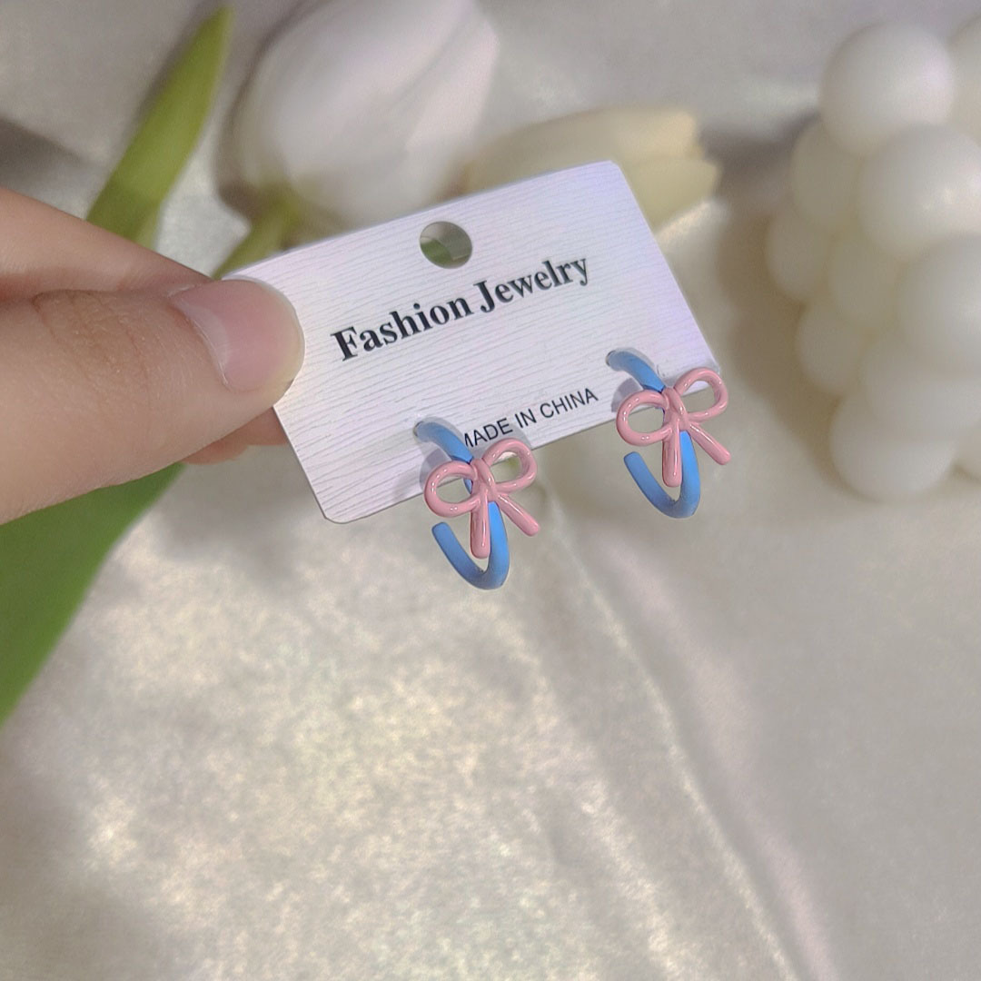Unique and niche design with color-blocking bow earrings, Korean style Instagram trendy C-shaped ear rings and stud earrings, and a cold and individualistic style Application Scenario