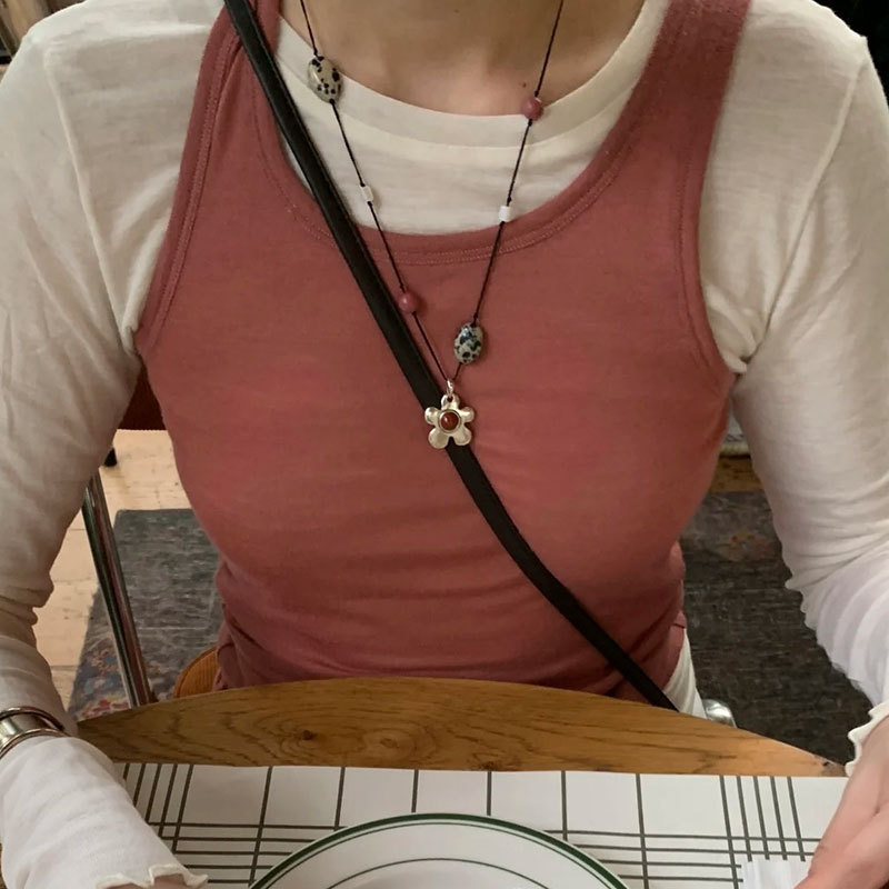 A retro and high-end natural stone spotted stone flower necklace, a unique and exquisite women's necklace and collarbone chain details Picture