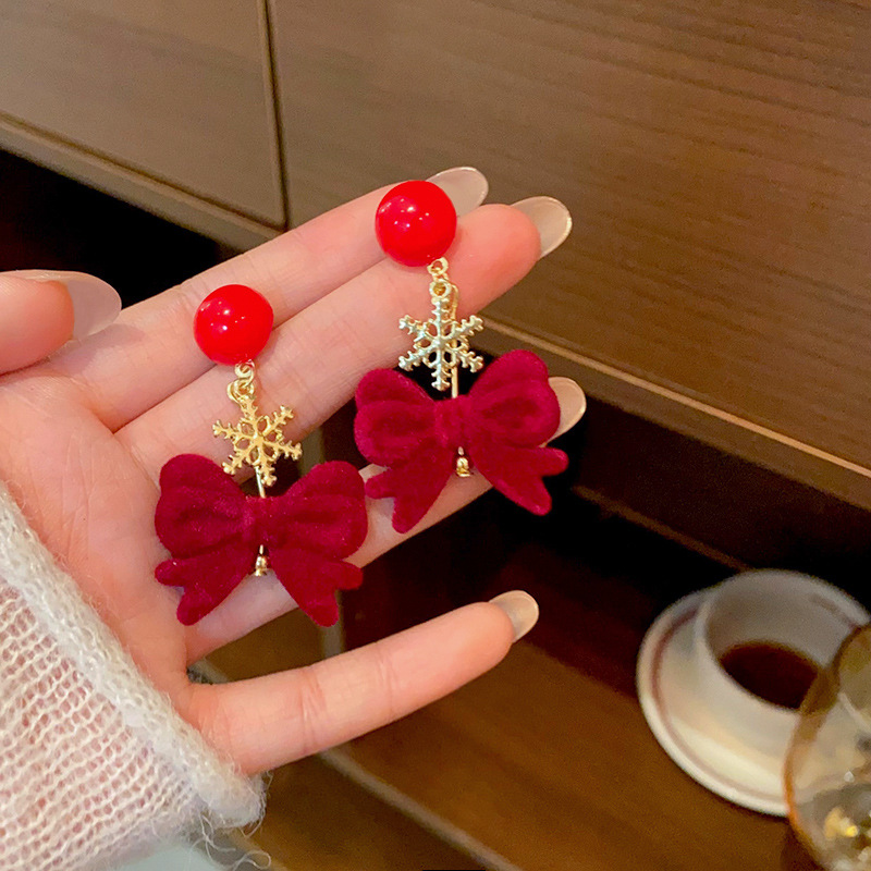 Red velvet bow snowflake earrings with a unique design sense, festive earrings for the New Year, versatile and elegant earrings for autumn and winter full figure