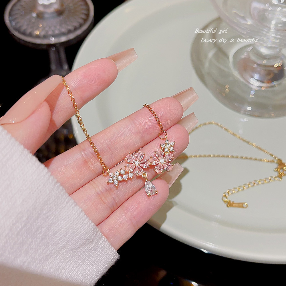 New gentle and fresh pink flower necklace that doesn't fade, light luxury collarbone chain, a versatile accessory for women's charm wholesale Application Scenario