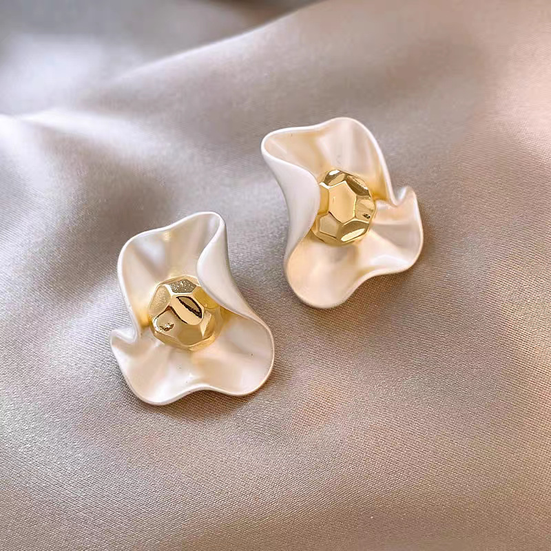 Light luxury, high-end, elegant and grand matte petal earrings, unique and niche stud earrings for women, a new bestseller in 2025 Application Scenario