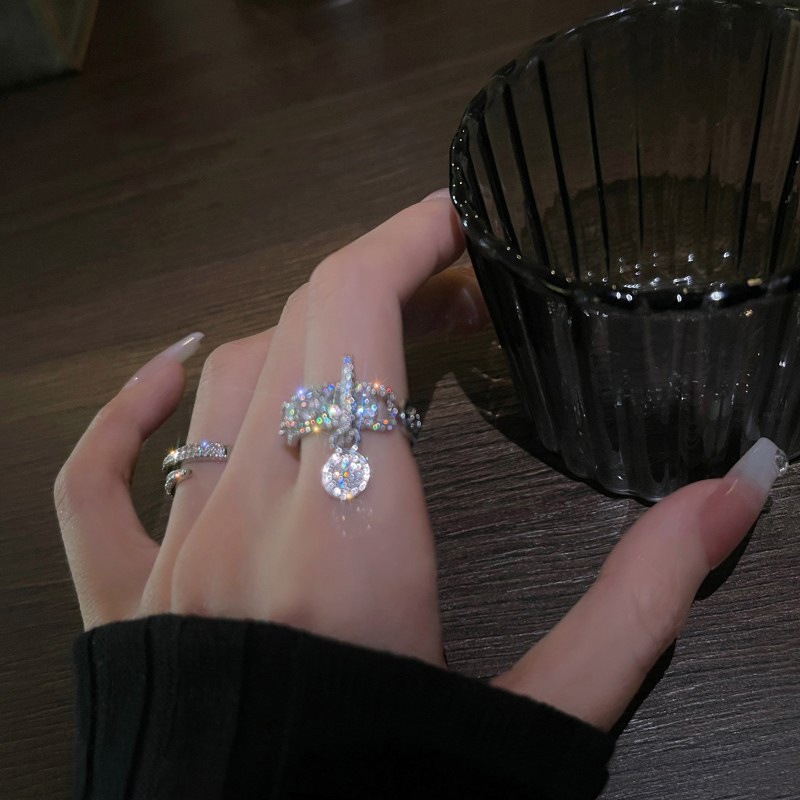 A light luxury and high-end zircon pendant ring for women on Instagram, with a cold and niche design, is fashionable and individual. It's a trend of opening rings full figure