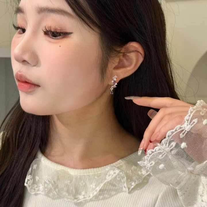 The pink and purple gradient irregular zircon stud earrings have a niche design sense. They are small, luxurious, high-end and versatile earrings that can make your face look good Specification drawing