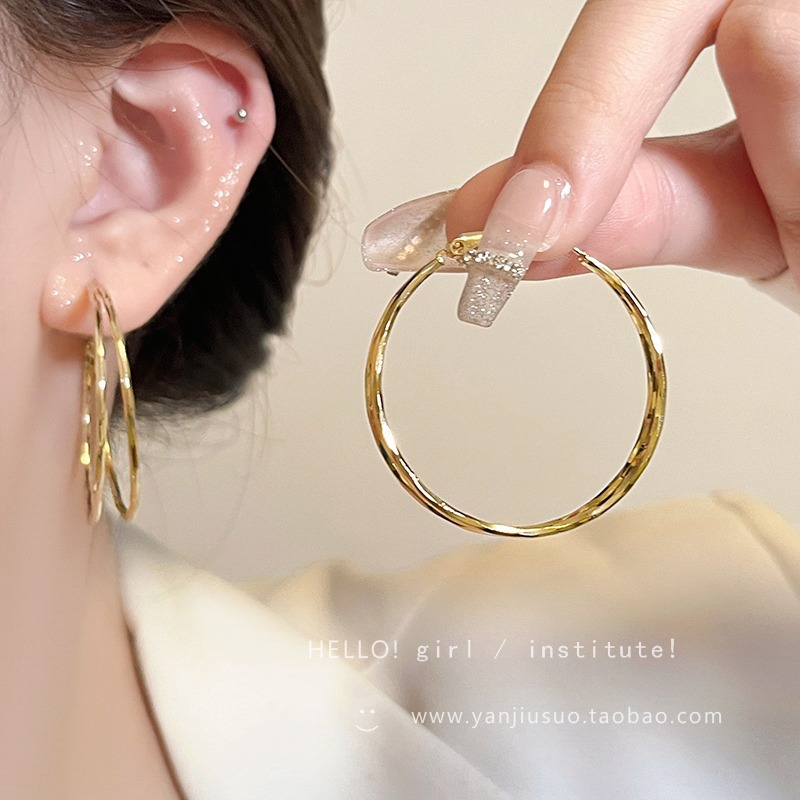The 2025 new exaggerated and fashionable circle earrings exude a sense of light luxury and high-end elegance. They are perfect earrings for women with big round faces details Picture