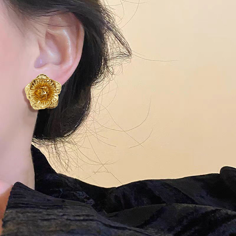 French romantic retro gilded rose stud earrings, feminine elegance, exquisite atmosphere, high-end sense, three-dimensional flower earrings Application Scenario
