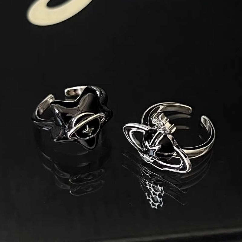 A niche Saturn open ring with a design sense for the female Queen of the West, a high-end ins index finger ring with black glazed star rings Application Scenario