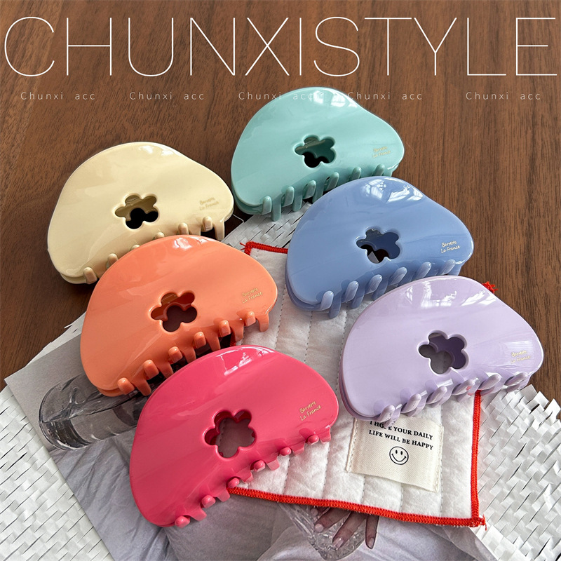 Cream yellow hollowed-out small flower grab clip, simple and versatile Korean style shark clip, sweet and elegant girl's back head updo hair accessory details Picture