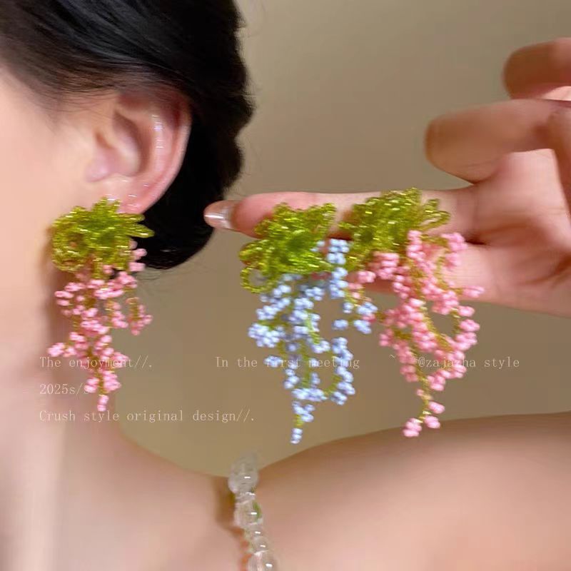 Seaside vacation beaded tassel earrings for women, early spring forest-style sweet face-showing small stud earrings, unique and beautiful contrasting color earrings full figure