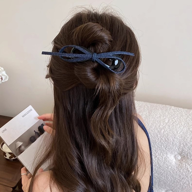 Retro denim bow twist clip for women with a high-end feel 2025 new one-line grab clip for the back of the head, hair clip and hair accessory Application Scenario