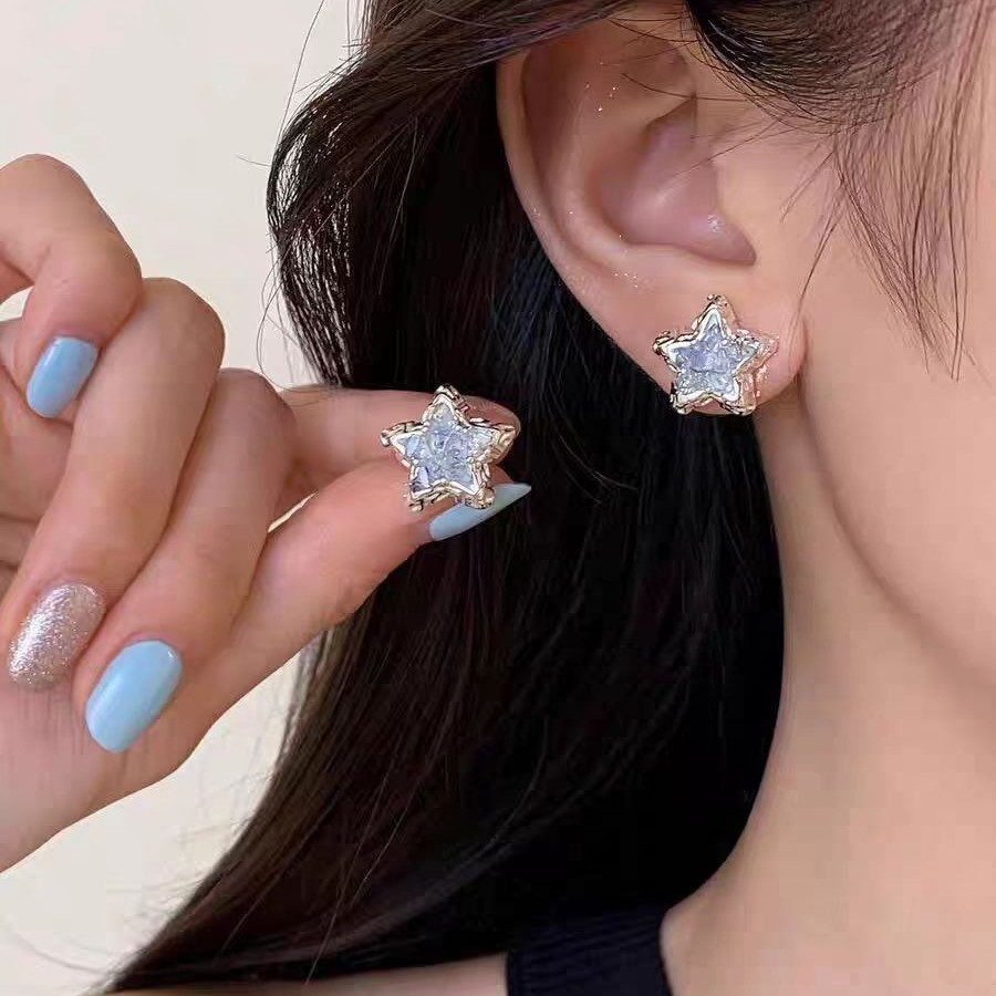 Fresh and delicate star crystal stud earrings in contrasting colors, exquisite and sweet earrings for women, 2025 new style, exquisite and small earrings wholesale full figure