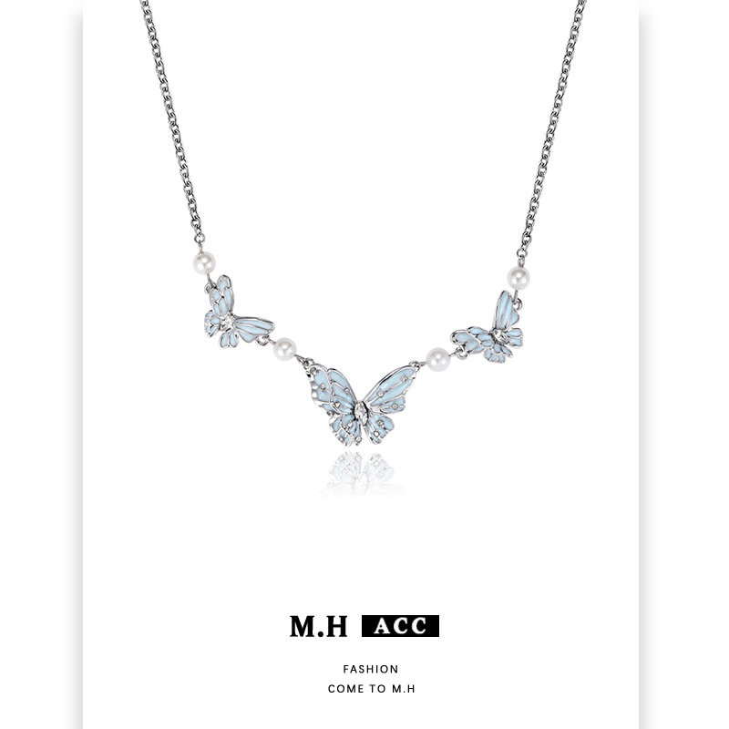 Original design sweet and cool blue butterfly pearl necklace for women, a niche design with a cool collarbone chain and a stylish neckchain full figure